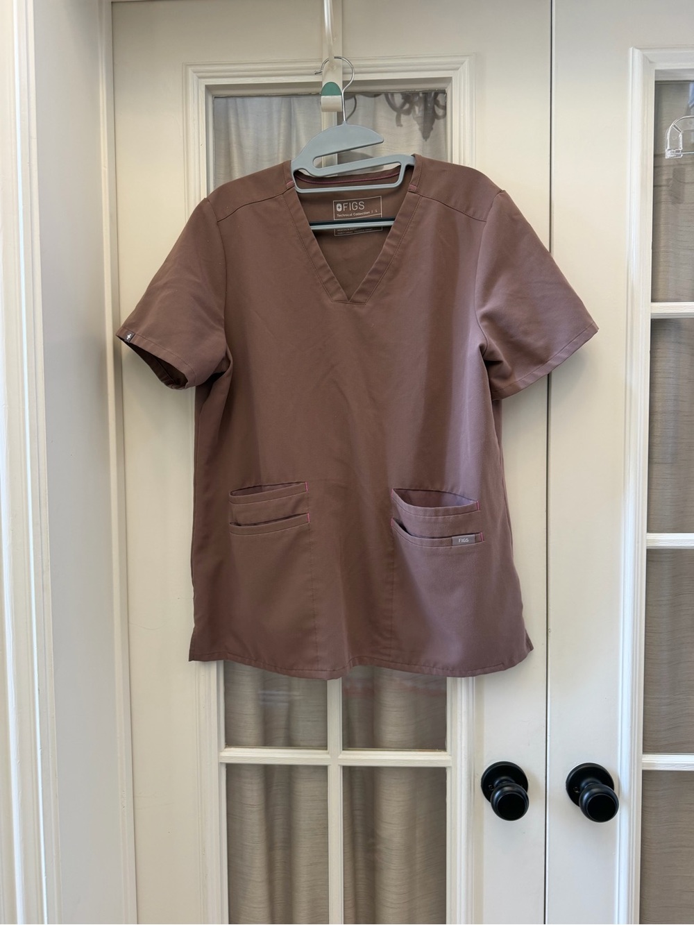 LARGE Women’s Smokey Taupe Figs Scrub Top EUC